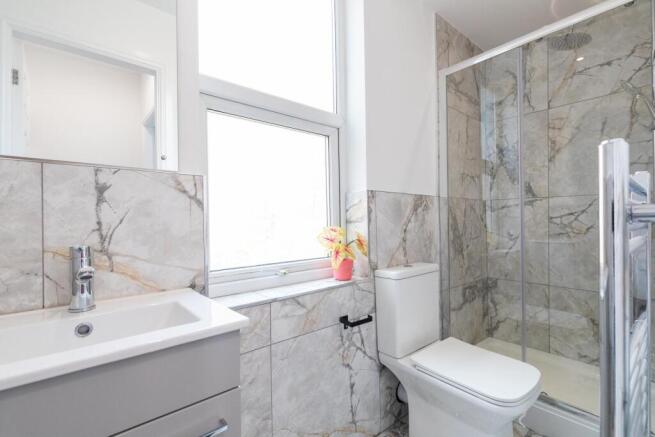 5 bed House to rent Image 10