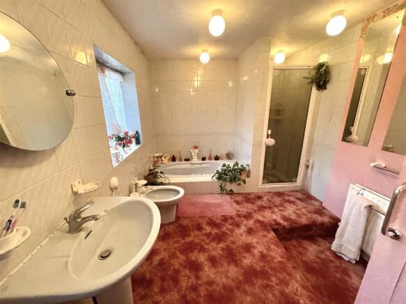 BATHROOM :