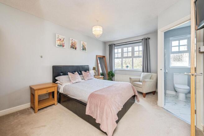 4 bed Detached for sale Image 8