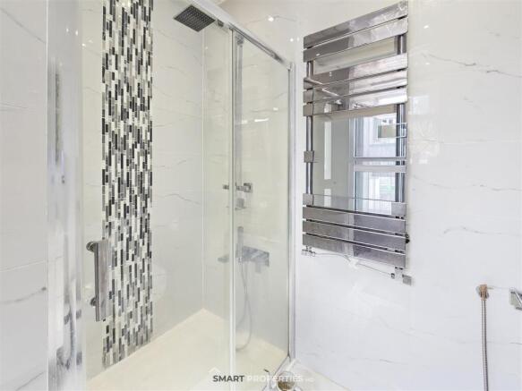 6 bed Detached for sale Image 11