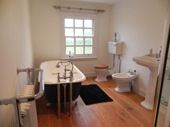 https://s3-eu-west-1.amazonaws.com/propertylab/allanmorris/property-images/standard/3742_Messuage House - Bathroom.JPG
