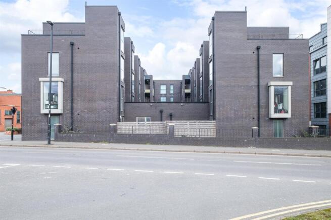 5 bed Town House for sale Image 8