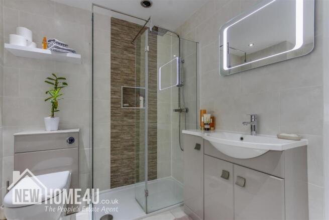 FAMILY BATHROOM: