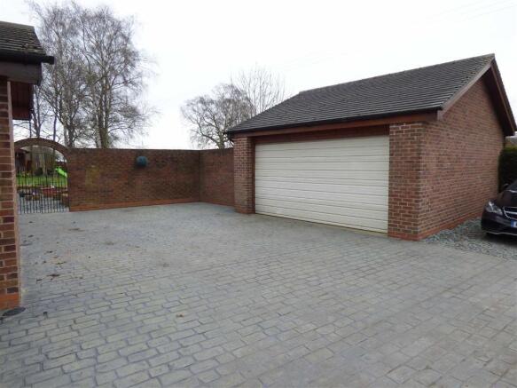 DOUBLE GARAGE