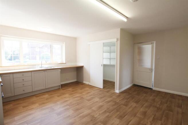 3 bed Detached Bungalow to rent Image 5