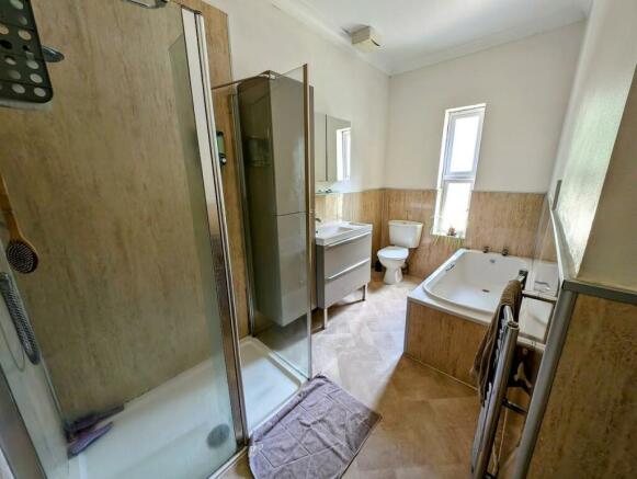 main bathroom.jpg