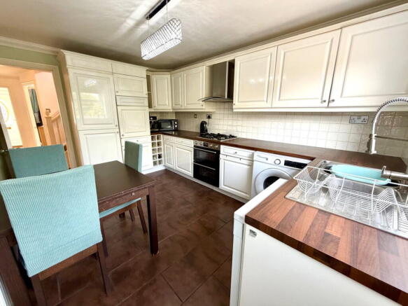 4 bed Detached for sale Image 6