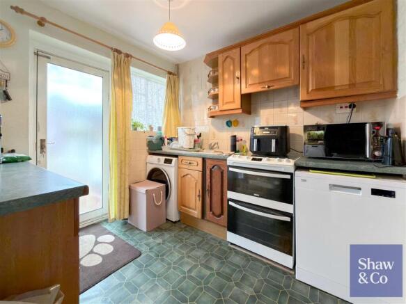 Sparrow Farm Drive, Feltham photo 4