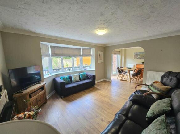LOUNGE/DINING ROOM