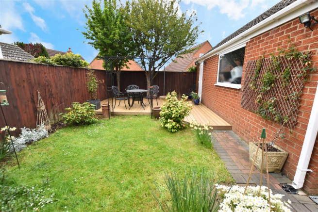 Woodhall Drive, Waltham, Grimsby photo 4