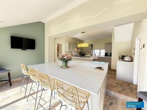 KITCHEN/BREAKFAST ROOM
