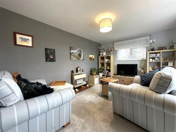 Dual-Aspect Living Room 983