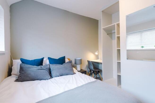 41TR - Bedroom