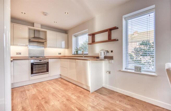 4 Kitchen.jpg
