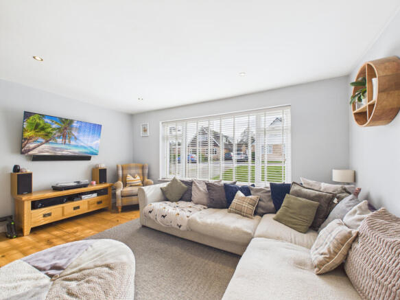 CAM02536G0-PR0024-STILL006