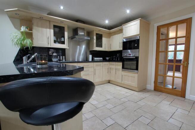 4 bed Detached for sale Image 8