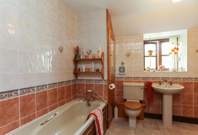 Family Bathroom 1.jp