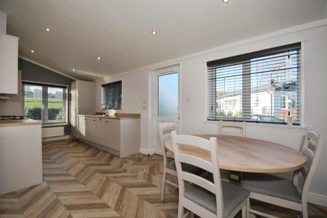 KITCHEN DINER 01.jpg