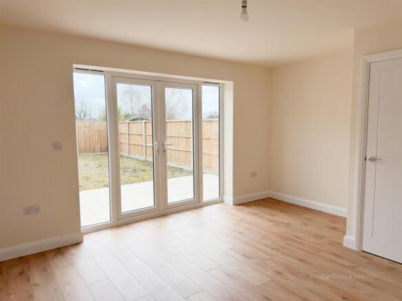 23 Stanton Close Desborough-21.jpg