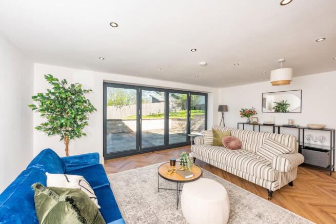 5 bed Detached for sale Image 12