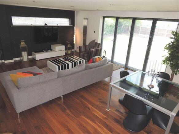 Lounge/Dining Area