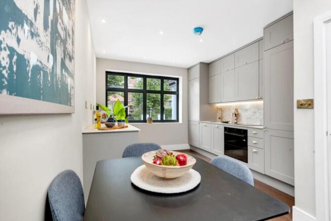 Studio flat on Brondesbury Park, London, £325,000