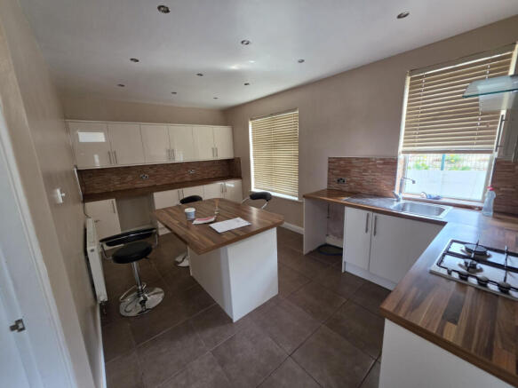 4 bed Semi-Detached to rent Image 7