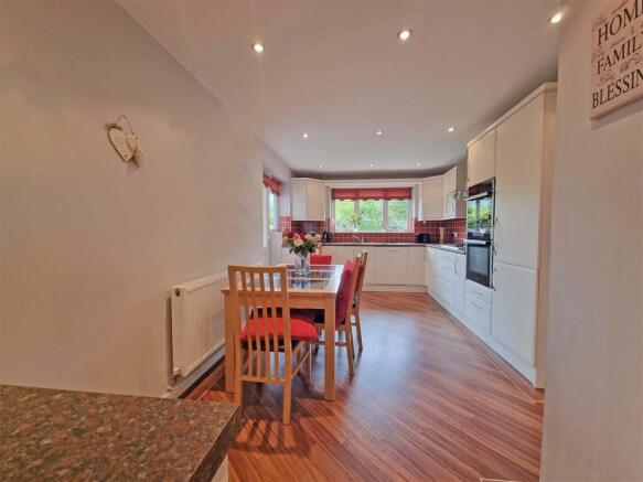 MODERN KITCHEN DINER