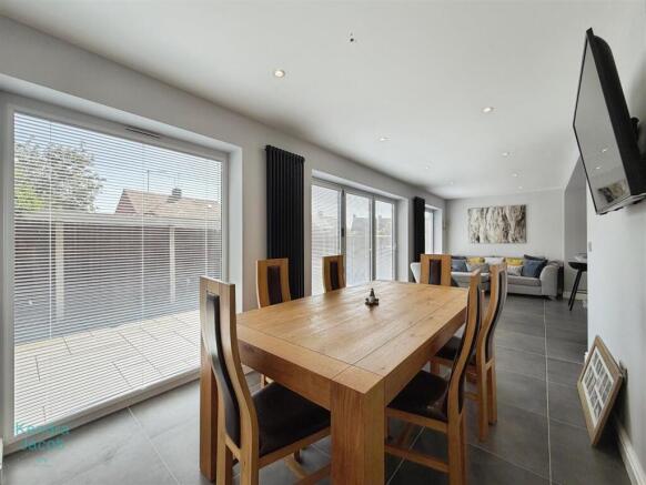 4 bed Semi-Detached for sale Image 6