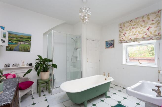 5 bed Detached for sale Image 12