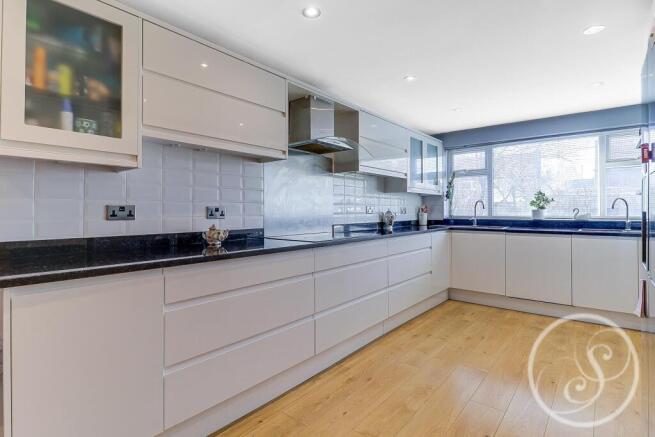 4 bed Detached for sale Image 10
