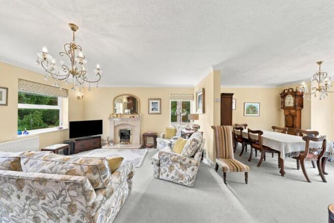 Lounge/Dining