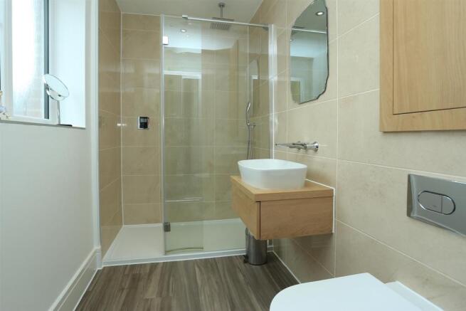 ensuite to master.JPG