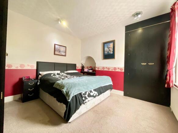 5 bed Semi-Detached for sale Image 11