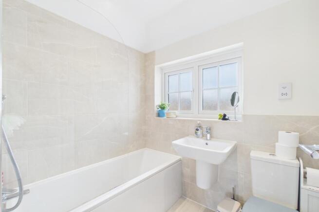 3 bed Semi-Detached to rent Image 8