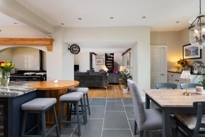 5 bed Detached for sale Image 6