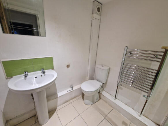 3 bed Flat to rent Image 6