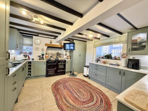 Stylish Modern Kitchen with Quartz Worktops