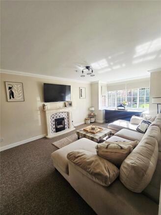 5 bed Detached for sale Image 7