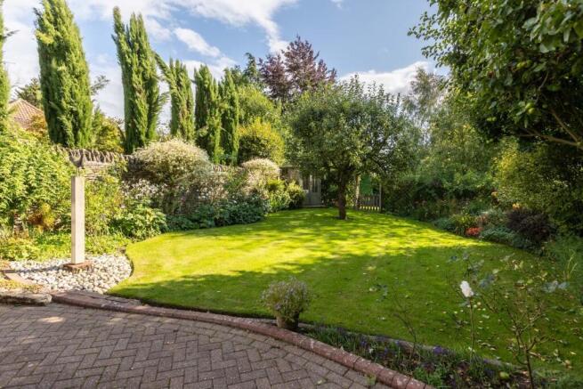 5 bed House for sale Image 4