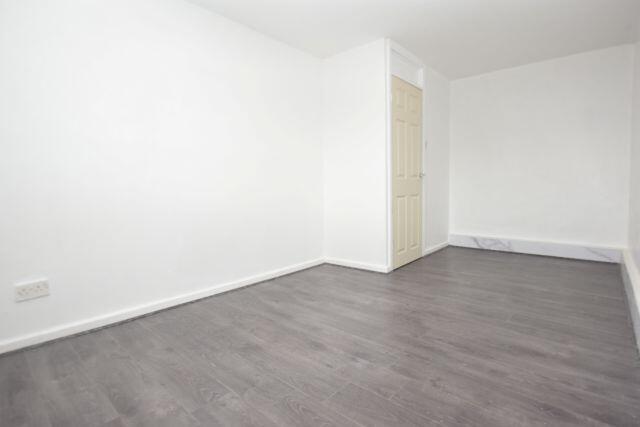 3 bed Apartment to rent Image 10
