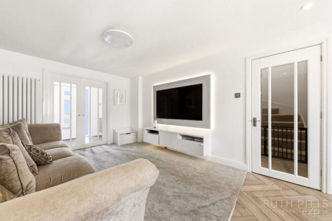 4 bed Detached for sale Image 5