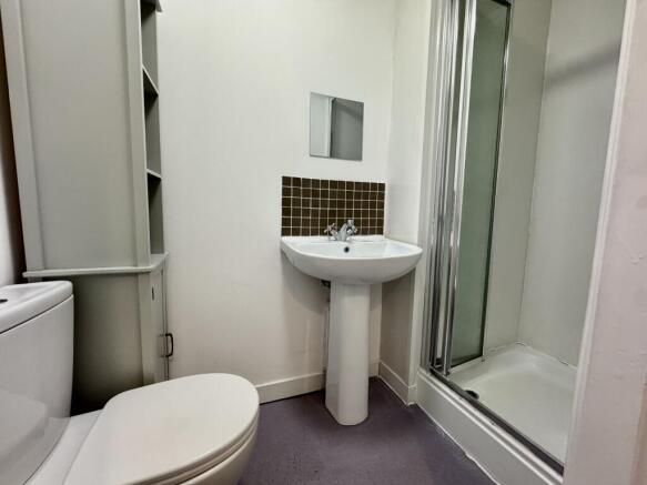 5 bed House of Multiple Occupation to rent Image 4