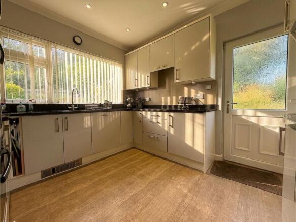 4 bed Detached Bungalow for sale Image 11