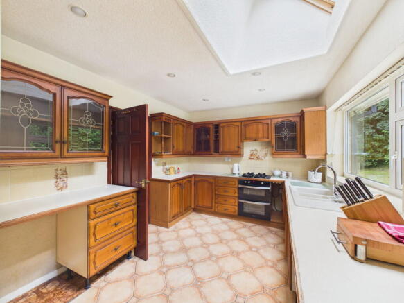 4 bed Detached for sale Image 5