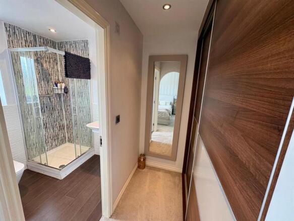 4 bed Detached for sale Image 11