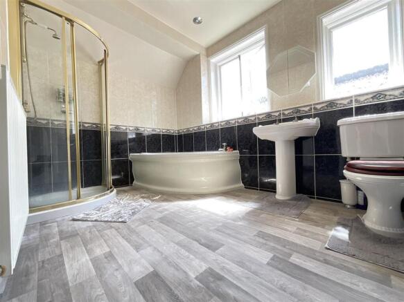 6 bed House for sale Image 11