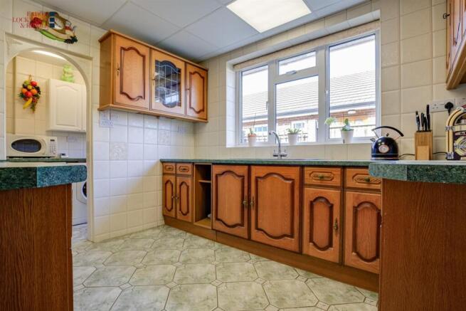 4 bed Detached Bungalow for sale Image 7