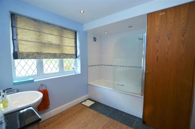24 Bryanston Avenue bathroom.JPG