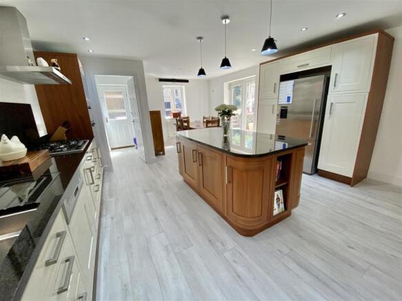 KITCHEN/BREAKFAST ROOM